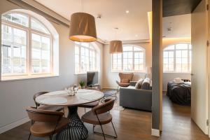 伦敦Urban Rest Camden的带桌椅和沙发的客厅