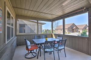 Balkón nebo terasa v ubytování Resort Cabin with Nearby Pool and Lake Access!