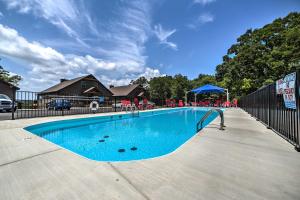 Bazén v ubytování Resort Cabin with Nearby Pool and Lake Access! nebo v jeho okolí