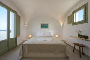 Postel nebo postele na pokoji v ubytování Oia Kissiri - private pool villas