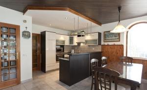 Kuchyňa alebo kuchynka v ubytovaní Guesthouse Brela 3524-1 + 24 fotografií