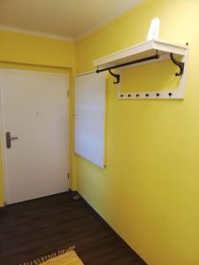 Zimmer mit einer Tür und einem Whiteboard an der Wand in der Unterkunft Apartment Graz Lustbuhel in Graz