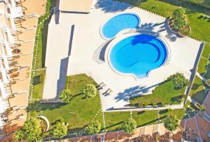 an overhead view of a swimming pool in a resort at Townhouse Mar 2 - Moradia com BBQ e vista mar - Albufeira in Albufeira
