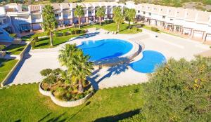 an overhead view of a swimming pool in a resort at Townhouse Mar 2 - Moradia com BBQ e vista mar - Albufeira in Albufeira