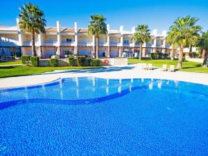 a large swimming pool in front of a building at Townhouse Mar 2 - Moradia com BBQ e vista mar - Albufeira in Albufeira +42 photos