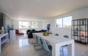 a kitchen and living room with a table and chairs at Luxe gezinsvilla met zeezicht Jan Thiel villa Grey Noble in Jan Thiel