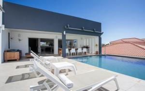 Φωτογραφία από το άλμπουμ του Luxe gezinsvilla met zeezicht Jan Thiel villa Grey Noble σε Jan Thiel