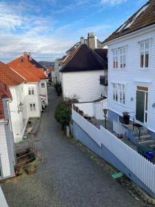 een straat van witte huizen in een stad bij Skansen Apartments in Bergen