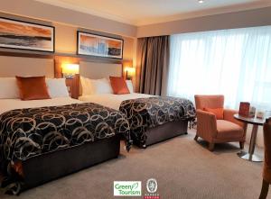Rúm í herbergi á Clayton Hotel Silver Springs