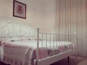 カプアにあるLa Locanda del Baffoのベッドルーム(白いベッド1台、白いベビーベッド付)