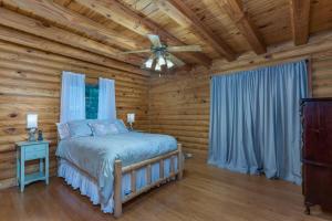 Postel nebo postele na pokoji v ubytování Skyview Cabin