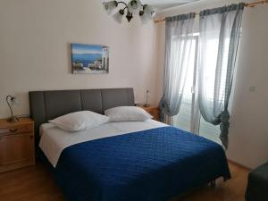 Postel nebo postele na pokoji v ubytování Apartment and room Gušćić