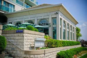 ミシサガにあるThe Waterside Innの傘付きの建物 +18枚の写真