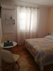 Postel nebo postele na pokoji v ubytování Apartment and room Gušćić