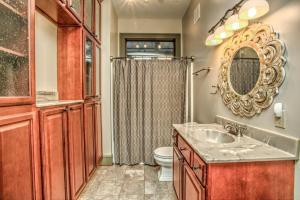 La salle de bains est pourvue d'un lavabo, de toilettes et d'un miroir. dans l'établissement Hidden Creek Lodge, à Asheville