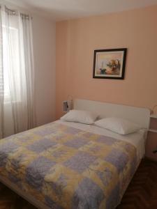 Postel nebo postele na pokoji v ubytování Apartment and room Gušćić