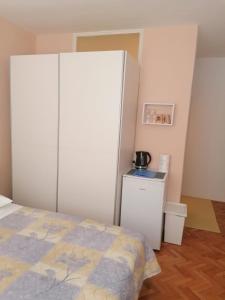 Postel nebo postele na pokoji v ubytování Apartment and room Gušćić