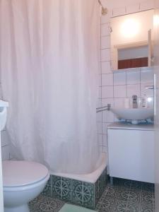 Koupelna v ubytování Apartment and room Gušćić