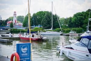 Výhled na řeku, která protéká v blízkosti hotelu