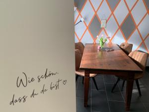 a dining room table with chairs and a sign that reads use station does the best at Ferienwohnung Pomaria - 4 Sterne zertifiziert in Pommern