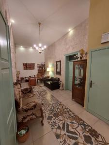 un soggiorno con divano e tavolo di Al Bishara Guest House a Nazareth