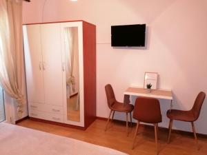 TV a/nebo společenská místnost v ubytování Apartment and room Gušćić