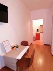 Kuchyň nebo kuchyňský kout v ubytování Apartment and room Gušćić