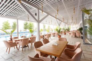 A restaurant or other place to eat at Nautic Luxury Club