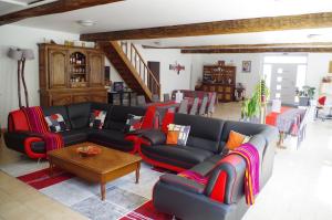 uma sala de estar com sofás e uma mesa em Maison Elizondoa em Masparraute