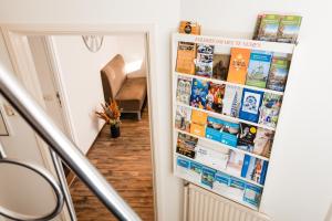 un refrigerador con un montón de publicaciones. en Sleeping by Van Beelen, en Katwijk
