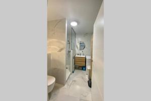 Koupelna v ubytování T2 Océan à 2 minutes à pied pour 4 + parking + 8 fotografií