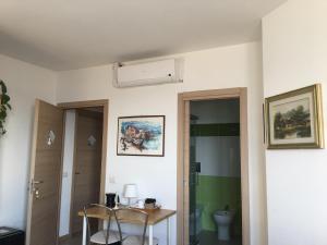 Dieses Zimmer verfügt über ein Bad mit einem Waschbecken und einem WC. in der Unterkunft B&B Pontemare in Ancona