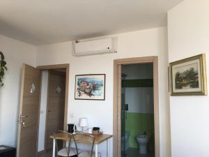 um quarto com casa de banho com lavatório e WC em B&B Pontemare em Ancona