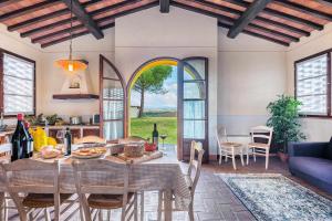 una cucina e una sala da pranzo con tavolo e sedie di Casa d'Era Country Holiday Houses a Laiatico