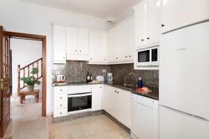 A kitchen or kitchenette at Villa Calma by Villa Plus