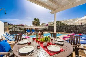 The swimming pool at or close to Villa Calma by Villa Plus