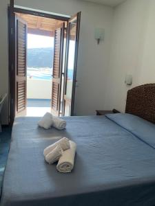 2 asciugamani su un letto con vista sull'oceano di Oltremare Residence Hotel a Città di Lipari