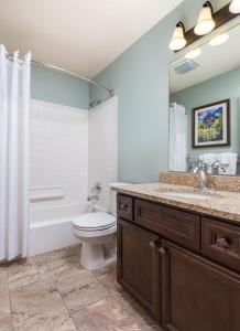 ein Badezimmer mit einem WC, einer Badewanne und einem Waschbecken in der Unterkunft WorldMark Midway in Midway