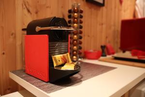 una macchinetta del caffè seduta sopra un bancone di Une Nuit Ailleurs a Le Locle