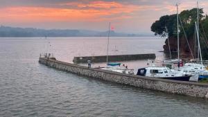 un molo con imbarcazioni ormeggiate in un grande bacino d’acqua di Byre Cottage, Lympstone - near Exmouth and Exeter a Exmouth