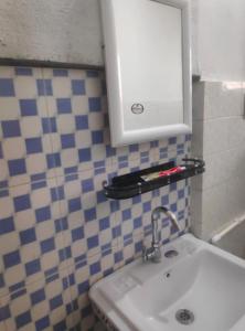 La salle de bains est pourvue d'un lavabo et d'un miroir. dans l'établissement Traveller's Nest Homestay, à Siliguri