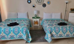 dos camas sentadas una al lado de la otra en un dormitorio en Lovely apartment in the heart of South Beach, en Miami Beach