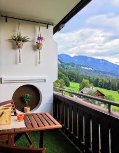 a balcony with a table and a view of the mountains at Jonas Deluxe Apartment Panoramablick in Bad Goisern
