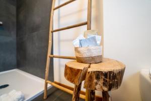 a wooden stool with a basket on it next to a ladder at B&B I FAGGI in Lavarone