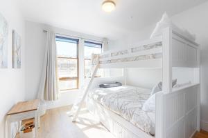 Katil dua tingkat atau katil-katil dua tingkat dalam bilik di Blue River Flats Condos