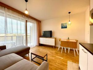 Televízia a/alebo spoločenská miestnosť v ubytovaní BalticSea Apartamenty