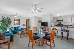 a living room with a table and chairs and a kitchen at MS Exclusiva Suite Alberca Bernardo Quintana 12B in Mendiola
