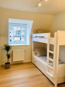 a room with a bunk bed and a window at EastDune in Oostduinkerke