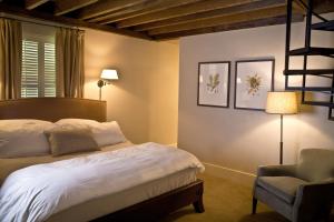 Un pat sau paturi într-o cameră la Dunleith Historic Inn