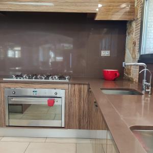 una cocina con estufa y fregadero en Casa Quermansó, en Vilajuïga